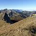 Vom Gros Van nicht dem Wegweiser folgen, sondern dem zuerst gutmütigen SW-Grat: darüber von links Mont de Grange, Tour de Mayen, Les Cornettes de Bise, Le Château und Dent d'Oche sowie Malatraix und Pointe à l'Aiguille vor dem Nebelmeer über dem Lac Léman