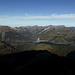 Tiefblick vom Gros Van SW-Grat zum Lac de l'Hongrin mit seiner Doppelstaumauer: vorne die Schatten von Arête de Dorchaux und Gros Van, über dem See rechts Planachaux und Dent de Corjon, links Pointe d'Aveneyre, darüber rechts die Chaîne de Lys, links die Rochers de Naye