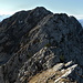 Bei der Scharte ca. 2115m am Beginn des Mont d'Or NE-Grats: vorne die 1. felsige Kuppe mit der Felsrinne, links darüber der Gipfel