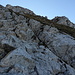 Anregende Kletterei über die nach der Grasrampe zum NE-Gratabsatz zurückführenden Felsen