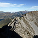 Blick vom Mont d'Or zurück zum Gros Van, dazwischen der vielfach coupierte Verbindungsgrat, darüber die Vanil Noir Gruppe, links der Lac de l'Hongrin