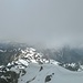 Blick vom Gipfel in Richtung Friedberger Klettersteig und Schartschrofen, ebenfalls noch tief verschneit und mit schöner Wechtenbildung am Westgrat der Roten Flüh