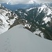 Die letzte kurze Querung zum Gipfel im Abstieg; südseitig bzw. rechts im Bild die Wechte, nordseitig bzw. links der abschüssige Schneehang.