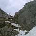 Die kurze drahtseilversicherte Passage mit den gehauenen Stufen zwischen Judenscharte und Gipfel der Roten Flüh war trotz Schnee und Eis recht gut zu begehen.