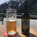 ein überaus feines, intensiv nach Kräutern schmeckendes, Bier der Suonen-Brauerei - auf der Terrasse des Jägerheims in Ausserbinn (mit Breithornblick)