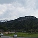 Der Gopfberg und die vorgelagerte Gopf-Alpe von der Café-Terrasse in Bezau betrachtet. 