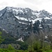 Irgendwo dort drüben muss sich die Schwachstelle befinden, die es Experten erlaubt im Alpinwandermodus durch die Nordwand auf die Kanisfluh zu steigen.<br /><br />[http://www.mitmoses.at/tourenberichte/tourenberichte-galerieansicht/article/kanisfluh-nordwand/ Link] <br /><br /><br />
