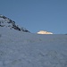 Früh am Morgen, die ersten Sonnenstrahlen streifen über den Gipfel
