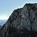 Auf dem NE-Gratabsatz zum Gipfelaufbau des Mont d'Or: in der Mitte der zentrale Pfeiler (II), links davon das alternative Aufstiegscouloir. Links hinten Le Dôme und Sex Rouge