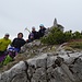 Das Gipfelfoto: Familientreffen mit [u ivo66], Rita, Eliane, Roli und [u Lena] (von links). Eliane danke ich herzlich für den schönen Gipfelbucheintrag. Die mitgeführten Pickel kamen nicht zum Einsatz...