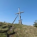 Auch den nördlichen Gipfel ziert ein windschiefes Kreuz.