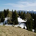 Vom nördlichen schaut man über den südlichen Gipfel in die Kitzbüheler Alpen.
