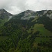 Aussicht von unserem Ausgangspunkt auf knapp 1300m von der Älggistrasse auf die gegenüberliegenden Gipfel vom Klein Melchtal. Links in den Wolken ist das Güpfi (2043m) und der Mitte der Höh Grat (1922m).