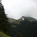 Dominik zeigt zum Bocki (2073m). Er wird unser letzter Gipfel sein von userer Rundtour im kleinen Melchtal. Foto von der Südwestflanke zum Hanen.