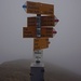 Gipfelwegweiser mit Gipfelbuchbüchse einen Meter unterhalb vom höchsten Punkt der Wandelen (2105m).