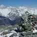 Gipfelsteinmann - mit Blick zum Bietschhorn ...