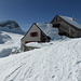 Ankunft bei der gut besuchten Rotondohütte: links der Pizzo Pesciora, davor der Witenwassserenstock E- und W-Gipfel, darüber das Chli Leckihorn, rechts das Stellibodenhorn