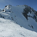 Über den verblasenen NE-Grat zum Witenwasserenstock E-Gipfel, rechts davon der Sattel ca. 3020m (Skidepot) und der ESE-Grat zum W-Gipfel