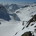 Gipfelpanorama SW: Tiefblick zum Gerengletscher, über den die Abfahrtsroute führt, darüber der Pizzo Gallina, hinten rechts Finsteraarhorn bis Südrampengipfel, in der Mitte das Mont Blanc Massiv und links u.a. das Blinnenhorn