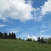 Jura-Gelände mit Wolken am strahlend blauen Himmel I