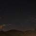 Übersicht in Richtung Süden vom Appartmenthaus oberhalb Sufrière. Links über dem Kegel vom Petit Pion ist das Sternbild Schiffskiel (Carina) zu sehen, in der Mitte ist das markante Kreuz des Südens (Crux) und darüder sowie links davon mit den hellen Sternen ist der Zentaur (Centaurus). 