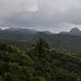 Oberhalb Anse la Raye hatte ich eine schöne SIcht auf das hügelige Landesinnere im westlichen Mittelteil Sankt Lucias. Rechts ragt der Urwaldberg Mount Parasol (613m) aus dem Hügeligen Gelände, links ist der Mount Houelmon (648m).