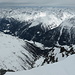 Tiefblick vom Gipfel ins Val Lavinuoz und nach Lavin, über dem z.T. noch besonnten Val Nuna u.a. Ortler, Vertain- und Grosse Angelusspitze