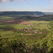 Im Aufstieg zwischen Zádiel und Veľký Ščob - Ausblick über die mit Büschen bedeckte Flanke. Hinter Zádiel ist der Hügel Hradisko (334 m) zu sehen. Im Hintergrund ist außerdem der Bergrücken Dolný vrch zu erkennen (links).