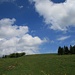 Jura-Gelände mit Wolken am strahlend blauen Himmel II