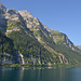 Sicht über den Klöntalersee. Der Heuzug ist das Tal wleches am Ende des Sees aus dem Wald in Wiese übergehend hinaufzieht.