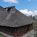 Das Schindeldach der Alphütte von Le Vaju