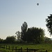 Ein Heißluftballon über dem Lavendelfeld von Diós