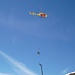 Ein Hubschrauber holt etwas ab.