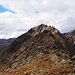 Blick auf den Grat vom Piz Chasté zum Piz Murtera. 
Rot markiert mein Ausstieg vom Grat und der "Weg" durch die Geröllhalde auf den Südgrat.