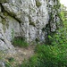 Unterhalb der Burg auf einem schmalen Band. Hier im Bereich Abri (vermute ich).