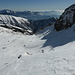Faszinierende Fernsicht von Pianca: die Alpe Lòcia liegt schon tief unten, darüber rechts die Cima di Sassello, links der Madonetto, über dem dunklen Grat des Matro rechts der Monte Bar, links Gazzirola und Camoghè, und am Horizont rechts der Monte Generoso 