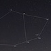 Das Sternbild Segel (Vela). Von Mitteleuropa sind nur gerade die Sterne „q Vel“ und „ψ Vel“ äusserst knapp über dem Südhorizont zu sehen.<br /><br />Regor (γ Velorum):<br />Achtfaches Sternsystemin 1095 Lichtjahren mit einem sehr seltenen Wolf-Rayet-Stern. Der leicht veränderliche Hauptstern (γ Vel Aa oder γ² Vel) sind eigentlich zwei Sterne die sich in 78,53 Tagen umrunden. Sie haben 9,0 und 28,5-fache Sonnenmassen, 6 und 17-fache Sonnenradien, 170000 und 280000-fache Sonnenleuchtkraft und extreme Oberflächentemperaturen von 57000°C und 35000°C; Das zusammengesetzte Spektrum ist WC8V+O7,5IIIe. Ihr Abstand beträgt zwischen 0,8 und 1,6 Erdbahradien (AE) und die heissere Komponente ist der extrem heisse Wolf-Rayet-Stern der in astronomisch naher Zukunft als Supernova explodieren wird. In 4,7“ Abstand befindet sich  ein nur 13,4mag heller massearmer Stern (γ Vel Ab) vom Spektrum K4V für den es ein grosses Teleskop braucht um ihn zu sehen. <br />In 41,2“Abstand (15000AE; mit einem kleinen Fernglas zu trennen) steht der extrem enge Doppelstern γ¹ Vel, die 4,4mag helle Hauptkomponente „γ¹ Vel Ba“ besteht ebenfalls nochmals aus zwei Sternen die sich in nur 1,48 Tagen umrunden, sie haben die 8,1 und 1,1-fache Sonnenmasse und das Spektrum des Hauptsterns ist B1IV. Mit extremen Teleskopen ist in 0,1“ Abstand von „γ Vel Ba“ der 5,9mag helle Stern „γ Vel Bb“ zu sehen. Weitere Sterne die zum System gehören ist in 61,5“ Abstand der mit einem Feldstecher sichtbare 7,29mag helle „γ Vel C“ der in 1,5“ vom lichtschwachen (12,8mag) „γ Vel E“ umrundet wird.<br /><br />Alsafinah (δ Velorum):<br />Doppelstern in 81 Lichtjahren von dem die Hauptkomponente aus zwei engen Sternen besteht die sich gegenseitig in 45,15 Tagen bedecken und so die Helligkeit zwischen 1,99 und 2,39mag variiert. Sie haben 2,43 und 2,27-fache Sonnenmassen, 2,88 und 2,45-fache Sonnenradien und die 67 und 51-fache Sonnenleuchtkraft. In einem grossen Teleskop ist in 0,4“ Abstand die 3,61mag helle Nebenkomponente zu sehen die für einen Umlauf 143,2 Jahre braucht. Der Stern vom Spektrum F7,5IV-V hat die 1,41-fache Sonnemasse und der 1,43-fache Sonnendurchmesser, die Leuchtkraft ist 3,5mal höher als die der Sonne.<br /><br />Suhail (λ Velorum):<br />Roter Überriese in 573 Lichtjahren mit 7-facher Sonnenmasse und 240-fachem Sonnendurchmesser. Das Spektrum ist K4Ib-II, Die Leuchtkraft 7900mal grösser als die der Sonne. Der Stern verändert seine Helligkeit unregelmässig (Typ Lc) zwischen 2,14 und 2,30mag.<br /><br />Markeb (κ Velorum):<br />2,47mag heller, massereicher Stern vom Spektrum B2IV der in 116,65Tagen von einem sonnenähnlichen Stern umkreist wird. Der Hautstern in 539 Lichtjahren hat die 10,5-fache Sonnenmasse und den 6,1-fachen Sonnendurchmesser.<br /><br />μ Velorum:<br />Doppelstern (2,82/5,65mag) im Abstand von 2,3“ (51 AE) mit einer Umlaufzeit von 116,24 Jahren in 116 Lichtjahren. Spektren G5III und  F4,5IV; 3,3 und 1,25-fache Sonnenmassen, 13 und 1-fache Sonnenradien und die 107-fache Sonnenleuchtkraft des massenreicheren Sterns.<br /><br />ψ Velorum: <br />Doppelstern 4.60mag (A:4.1mag / B:4.6mag); 60 Lichtjahre Entfernung; F3IV / F0V; 1.5+1.5 Sonnenmassen; 1.6+1.2 Sonnenradien; 6.0+3.8 Sonnenleuchtkraft; Umlaufzeit 34 Jahre; Maximaler Abstand 0.7"<br /><br />φ Velurum:<br />3,55mag heller Stern in 1930 Lichtjahren Entfernung, der Überriese vom Spektrum K5Ib hat die zehnfache Sonnenmasse, den 31 fachen Sonnendurchmesser 28200-fache Sonnenleuchtkraft.<br /><br />q Velorum: <br />Stern von 3,85mag in 103 Lichtjahren, Spektrum A2V; 2.2-fache Sonnenmesse; 1.8-facher Sonnendurchmesser; 22-fache Sonnenleuchtkraft.<br /><br />IC 2391:<br />Offener Sternhaufen in 495 Lichtjahren. Hellester Stern ist der 3,55-3,67mag helle Xestus oder „ο Velorum“ mit dem Spektrum 