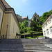 hier geht es hinauf, dann knapp rechts am Schloss vorbei