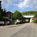 man kommt von rechts oben zum Bahnhof hinab, den einzigen Fahrkartenautomaten gibt es aber nur hier, also nicht auf den letzten Drücker kommen!!!