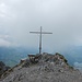 Kleiner Mythen Gipfelkreuz. Der Nebel wird tiefer