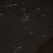 Gezoomtes Foto vom nordöstlichsten Teil des Sternbildes Schiffskiel (Carina). Das Sternbild ist nirgens von Europa aus sichtbar da es zu südlich steht. In diesem Teil des Sternbildes sind im Milchstrassenband zahlreiche interessante Objekte wie Nebel, Offene Sternhaufen und extrem massenreiche Sterne zu sehen. Auffällig sind die Offenen Sternhaufen NGC 3114 (2800 Lichtjahre), NGC 3372  (Nebel und Haufen; 6500-9500 Lichtjahre; Durchmesser 300 Lichtjahre), NGC 3532 (1600 Lichtjahre) sowie IC 2581 und IC 2606. <br /><br />η Carinae<br />Der Doppelstern im Nebel weit ausgedehnten Gasnebel und Offenem Sternhaufen NGC 3372 ist eines der interessantesten Sternsysteme des ganzen Himmels, es ist 7500 Lichtjahre entfernt und der massereichere Stern wird in astronomisch naher Zukunft als Supernova explodieren. Zur Zeit ist seine Helligkeit etwa 5mag, 1843 wurde er -0,9mag hell und war dann der zweithellste Stern am Himmel, sein Minimum war Anfangs des 20.Jh. 7.9mag (Typ S Dor Veränderlicher). Der Hauptstern des Systems ist 150mal (!) schwerer als die Sonne und hat den 430-fachen Durchmesser, er wird von einem Stern mit 55-facher Sonnenmasse und 19-fachem Sonnendurchmesser in 2023 Tagen umrundet, das gemeinsame Spektrum ist O5,5Iapev+OII. Beide Sterne sind in einer dicken Staub- und Gaswolke (Homunkulusnebel) eingebettet die sie in Zyklen ausgestossen hatten. Ohne diesen Nebel würde der Stern 100mal heller erscheinen was etwa 5mag entspricht. Die Leuchtkraft des Hauptsterns ist 5000000mal grösser als die der Sonne!<br /><br />ϑ Carinae:<br />Hellster Stern vonm Offenen Sternhaufen IC 2602 in 480 Lichtjahren Entfernung. Es sit ein Spektroskopischer Doppelstern, die beiden Sterne umkreisen sich in nur 2,2 Tagen; das Spektrum ist B0,5V+F. Der viel grössere Hauptstern des Systems hat die 14,9-fache Sonnenmasse, den 5,1-fachen Sonnendurchmesser und die 22600-fache Sonnenleuchtkraft.<br /><br />p Carinae (PP Car):<br />Hüllenstern der vom Typ γ Cas seine Helligkeit 3,27-3,37mag veräbdert. Er ist 497 Lichtjahre entfernt; 7,4-fache Sonnenmasse, 4,4-facher Sonnendurchmesser, 5200-fache Sonnenleuchtkraft.<br /><br />q Carinae (V 337 Car):<br />Überriese der seine Helligkeit unregelmässig (Typ Lc) 3,36-3,44mag verändert; Spektralklasse K3Ib-IIa. 6,9-fache Sonnenmasse, 350-facher Sonnendurchmesser, 2200-fache Sonnenleuchtkraft.<br /><br />s Carinae:<br />3.81mag heller Überriese vom Spektraltyp F2Ib-II in 1040 Lichtjahren. 7-fache Sonnenmasse, 16-facher Sonnendurchmesser, 5050-fache Sonnenleuchtkraft.<br /><br />u Carinae <br />Oranger Riese vom Spektrum K0,5III-IV in 97 Lichtjahren Entfernung, 3,78mag hell. 1,75-fache Sonnenmasse, 7,08-facher Sonnendurchmesser, 22.3-fache Sonnenleuchtkraft. Der Stern südlich von u Carinae, der auf dem Foto zu sehen ist, ist kein physischer Begleiter. „u Car B“ ist 1580 Lichtjahre entfernt, 6,26mag hell und vom Spektrum B5III.<br /><br />x Carinae (V 382 Car):<br />Hyperriese in 8900 Lichtjahren Entfernung, verändert seine Helligkeit cepheidenähnlich 3,84-4,02mag in 556d, das Spektrum ist ebenfalls variabel F8-G4Ia-0. 20-fache Sonnenmasse, 750-facher Sonnendurchmesser, 316000-fache Sonnenleuchtkraft.<br /><br />y Carinae (V 533 Car):<br />Hyperriese mit einer Entfernung von 12500 Lichtjahren! Verändert seine Helligkeit 4,58-4,62mag vom Typ α Cyg in 1,585d und der Spektralklasse A6Ia-0v; 17-fache Sonnenmasse 142-facher, Sonnendurchmesser, 96000-fache Sonnenleuchtkraft.<br />
