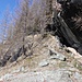 Der Weg zum Rifugio Carate Brianza führt durch eine südlich ausgerichtete Steilflanke. Hier geht es unter einem Felsen hinauf.