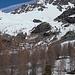 Ich entscheide mich, rechts im Schnee aufzusteigen; das Dach des Rifugio Carate Brianza ist schon zu sehen.