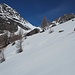 Ich steige den Schneehang querend auf.