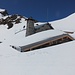 Die Hütte zeigt sich tief verschneit!