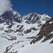 Blick zu hohen Bergen der Bernina