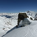 Blick vom wunderbar gelegenen Bivacco Piero de Zen zum Simplon: links u.a. Aletsch- und Finsteraarhorn, darüber u.a. Hübschhorn und Monte Leone