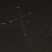 Das Sternbild Kreuz des Südens (Crux) und der südwestlichste Teil des Zentauer (Centaurus). Auffällig sind neben dem Kreuz die beiden Offenen Sternhaufen NGC 3768 und NGC 4755.<br /><br />Acrux (α Cru):<br />Sechsfachstern in 322 Lichtjahren Entfernung von denen die beiden Hauptsterne (1,33 und 1,55mag) sich in 1500 Jahren umkreisen, ihr scheinbarer Abstand zur Zeit ist 4,2“ un man benötigt ein mittelgrosses Teleskop um die Sterne zu trennen. Der hellere der beiden Sterne (α¹ Cru) vom Spektrum B0,5V selbst ist nochmals doppelt mit einer Umlaufszeit von nur 75,78 Tagen; die beiden Sterne haben die 17,80 und 6,05-fache Sonnenmasse, zusammen haben sie die 25000-fache Sonnenleuchtkraft. Der etwas lichtschwächer Stern (α² Cru) hat das Spektrum B1Vn und die 15,52-fache Sonnenmasse. Mit dem Feldstecher ist in 90“ der Stern „α Cru C“ zu sehen der um den Hauptstern 130000 Jahre für einen Umlauf braucht. Er hat die Spektralklasse B4V und besteht ebenfalls aus zwei engen Sternen die sich in nur 1,225 Tagen umrunden, ihre Massen sind 9,65 und eine Sonnenmasse. In 2,4“ Abstand von „α Cru C“ befindet sich zudem noch der Zwergstern „α Cru D“ der nur 10,5mag hell ist und das Spektrum M0IV-V hat.<br /><br />Mimosa (β Cru):<br />Dreifachstern mit einem Abstand von der Erde von 352 Lichtjahren, die beiden Hauptkomponenten haben die 16- und 10-fache Sonnenmasse und umkreisen sich in 1828 Tagen, der Hauptstern hat einen Durchmesser der 7,62mal grösser ist als der der Sonne. Die Spektren der sehr heissen Sterne sind B0,5IV und B2V. Der dritte Stern hat eine Masse kleiner der der Sonne und umrundet den Hauptstern in nur 0,604 Tagen. Die Helligkeit des Systems variiert leicht (1,23-1,31mag) mit einer Periode von 5,67 Stunden da die Hauptkomponente zur Klasse der β Cephei Veränderlichen gehört. Die Leuchtkraft des Systems ist 34000mal grösser als die der Sonne! <br /><br />Gacrux (γ Cru):<br />Roter Riese (Spektrum M3,5III) in 88,6 Lichtjahren der von einem Weissen Zwergen (wdA3VII) umrundet wird. Der Hauptstern variiert seine Helligkeit halbregelmässig in 15,1d, Helligkeit: 1,60-1,67mag. Der Riese hat ein 50% grössere Sonnenmasse aber den 84-fachen Sonnendurchmesser und die 820-fache Sonnenleuchtkraft. Der Zwergstern mit einer Sonnenmasse hat dagegen nur 1% des Sonnendurchmessers und besteht wie alle Weissen Zwerge aus entarteter Materie. <br /><br />δ Crucis:<br />Ebenfalls ein heisser, schnell rotierender Stern (1,7 Tage) in 364 Lichtjahren Entfernung vom Spektrum B2V. Er variiert als β Cephei Veränderlicher leicht seine Helligkeit (2,78-2,84mag) innert 3,62 Stunden, die Leuchtkraft ist 5600mal grösser als die der Sonne. Die Masse ist 8,5mal, der Durchmesser 4,9mal grösser als der der Sonne.<br /><br />ε Crucis:<br />3,59mag heller oranger Riese vom Spektrum K3,5III in 228 Lichtjahren. Er hat die 1,42-fache Sonnenmasse und den 32,9-fachen Sonnendurchmesser.<br /><br />λ Centaurus:<br />Enger Doppelstern (3,17/7mag; Abstand 0,7“) der ein grosses Teleskop benötigt um die Sterne zu trennen, ihr Umlaufszeit beträgt 335 Jahre. Das Spektrum ist B9III und A6V vom Begleiter. Ihre Massen sind 5,1mal und doppelt so gross wie das der Sonne.<br /><br />NGC 3766:<br />Der Offene Sternhaufen ist 5700 Lichtjahre entfernt und hat 10 Lichtjahre Durchmesser. Er enthält etwa 140 Sterne die zusammen vor etwa 14400000 geboren wurden.<br /><br />NGC 4755:<br />Der Offene Sternhaufen trägt den Namen Schmuckkästchen und ist 6400 Lichjahre entfernt. Sein Alter ist 16000000 Jahre und er enthält über 100 Sterne.<br />