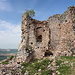 Burg Tornau, Turniansky hrad - Blick vorbei an Teilen der Ruine. Unten im Tal sind neuzeitliche Bauwerke zu erahnen.