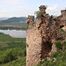 Tornau, Turniansky hrad - Blick vorbei an Teilen der Ruine. Unten ist der Turniansky rybník (Fischteich) zu sehen.